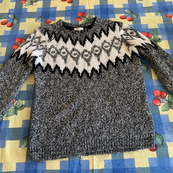 A grey women’s sweater - Picture 3 of 3